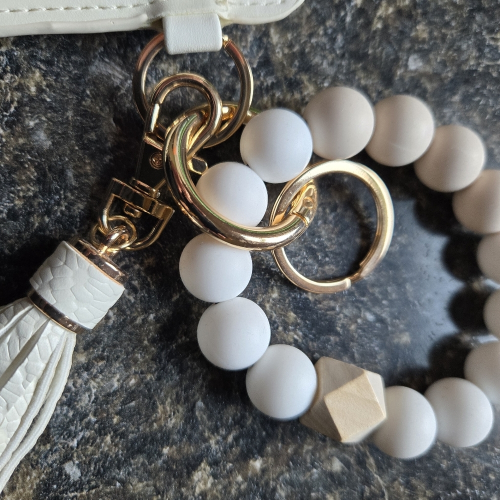 SHEIN White and Gold Key Card Holder - Picture 5 of 11